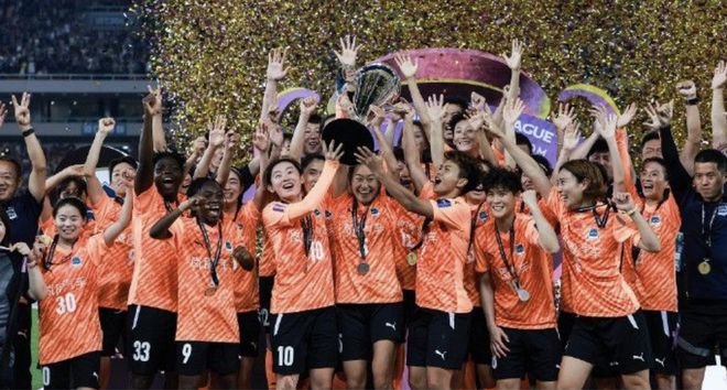 王霜慶祝女足亞冠奪冠：實力見證，榮耀共享。