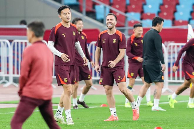 足球報：兩周間隔需警惕，國腳身心需緊繃以保持狀態(tài)。