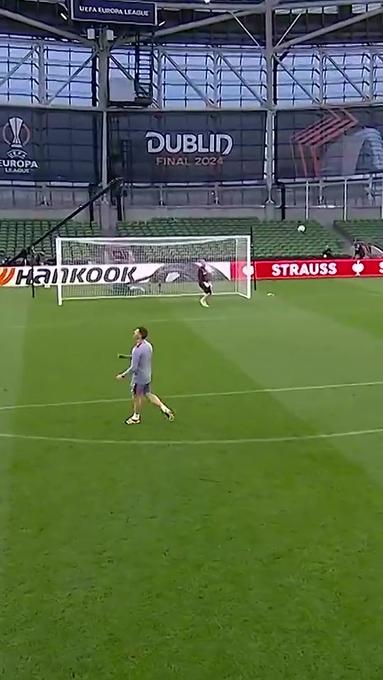 主教練正在熱身阿隆索踩場(chǎng)訓(xùn)練中小試一腳任意球竟直奔死角