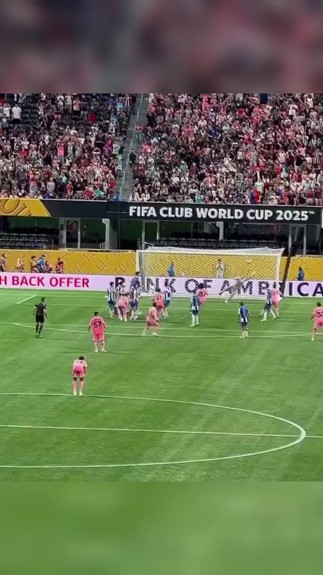 真的太強(qiáng)了球迷現(xiàn)場視角拍攝梅西任意球破門