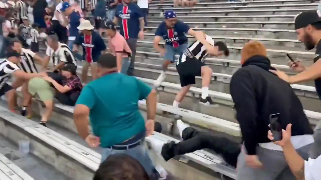 都是狠人博塔弗戈和大巴黎兩隊(duì)的球迷在看臺(tái)上互毆