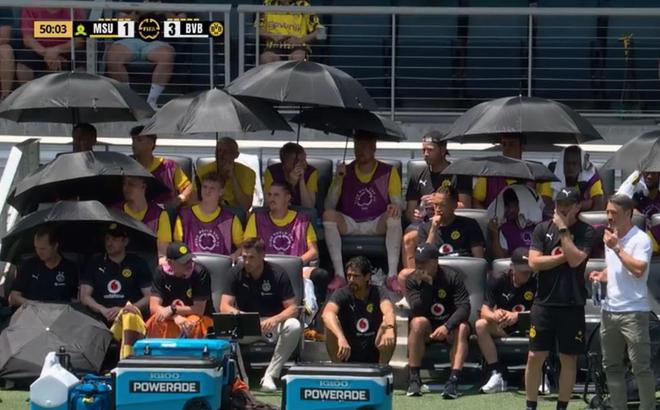 多特蒙德替補(bǔ)席遮陽(yáng)用傘，罕見情景