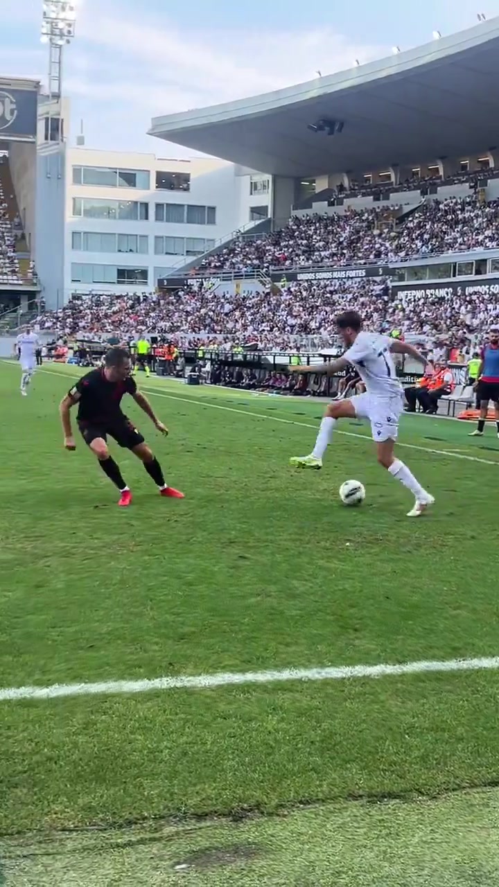 屬實(shí)是被老哥的盤帶操作給帥到了