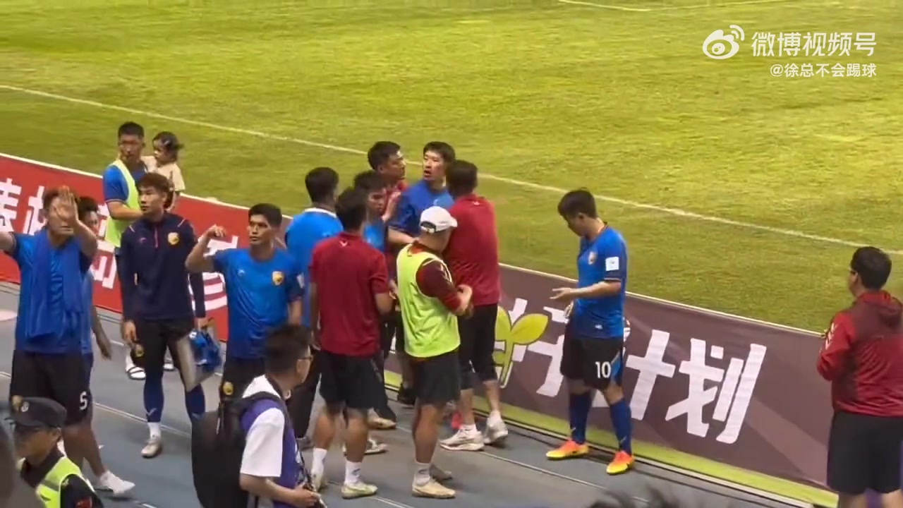 大連鯤城輸球賽后球員和球迷對(duì)罵隊(duì)友趕忙捂嘴制止