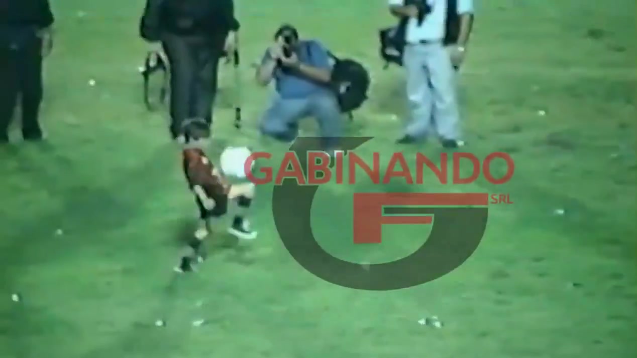 球迷公布一段未曾公開(kāi)的影像9歲梅西顛球觀眾高呼馬拉多