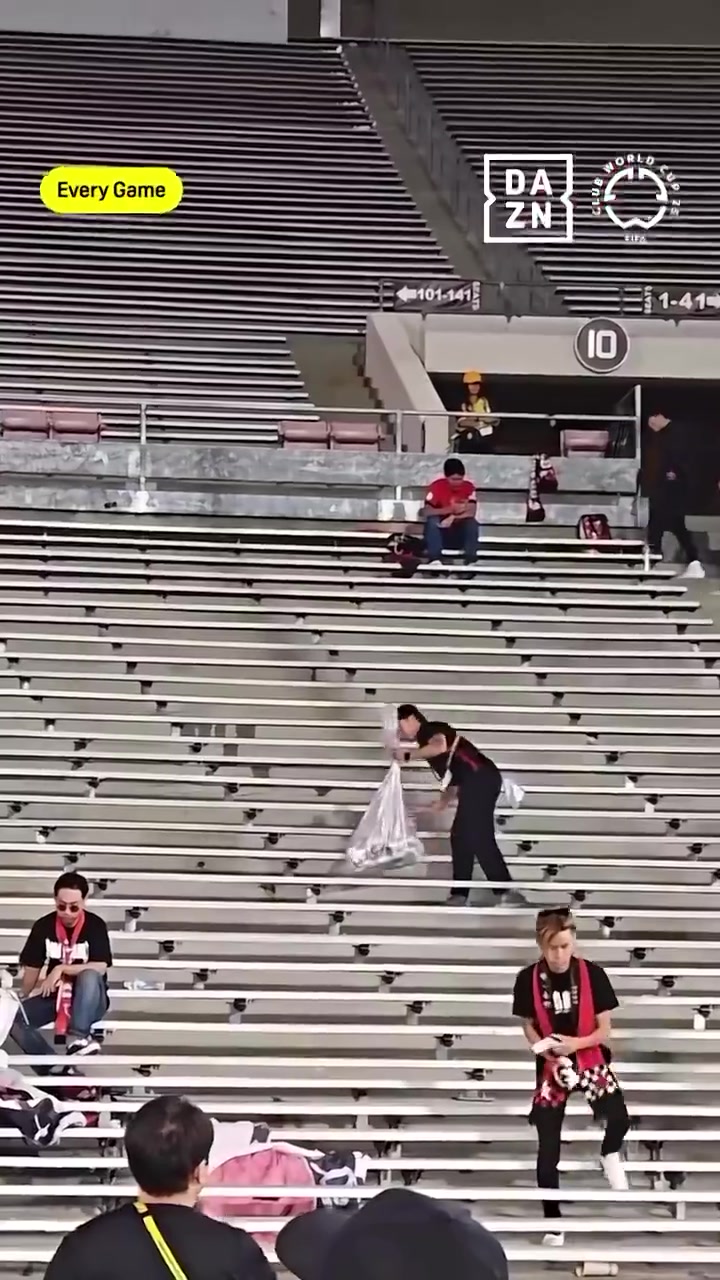 世俱杯全敗出局賽后浦和紅鉆球迷收拾看臺(tái)上的垃圾