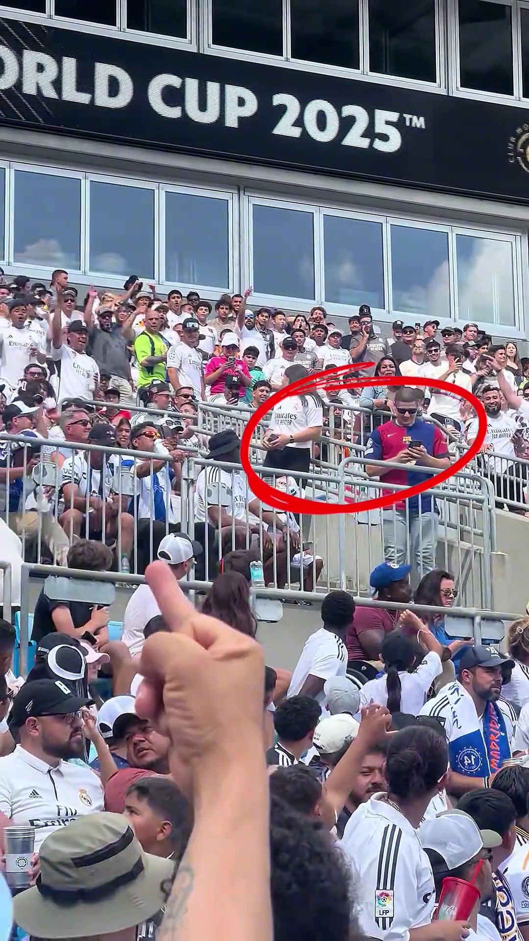 太勇了一巴薩球迷穿巴薩球衣現(xiàn)身皇馬世俱杯看臺(tái)被丟水瓶