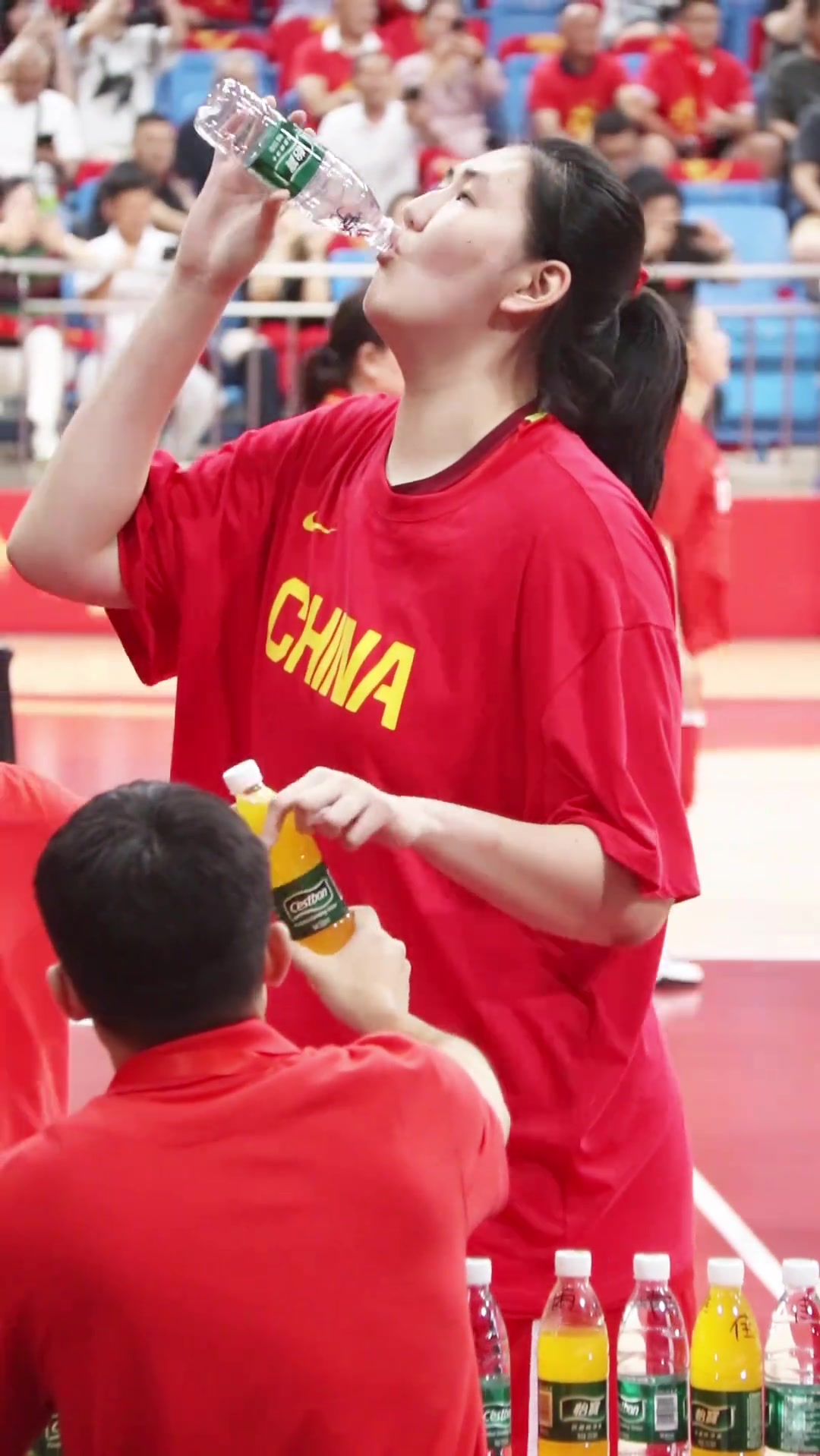 姚明同款2米26張子宇喝礦泉水就像喝口服液一樣