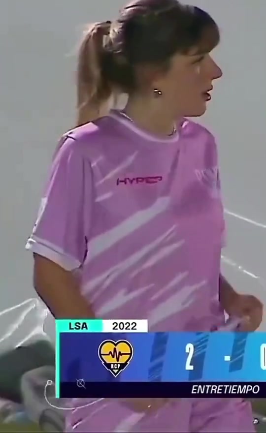 這誰頂?shù)米∨騿T賽后掀起上衣露出完美身材