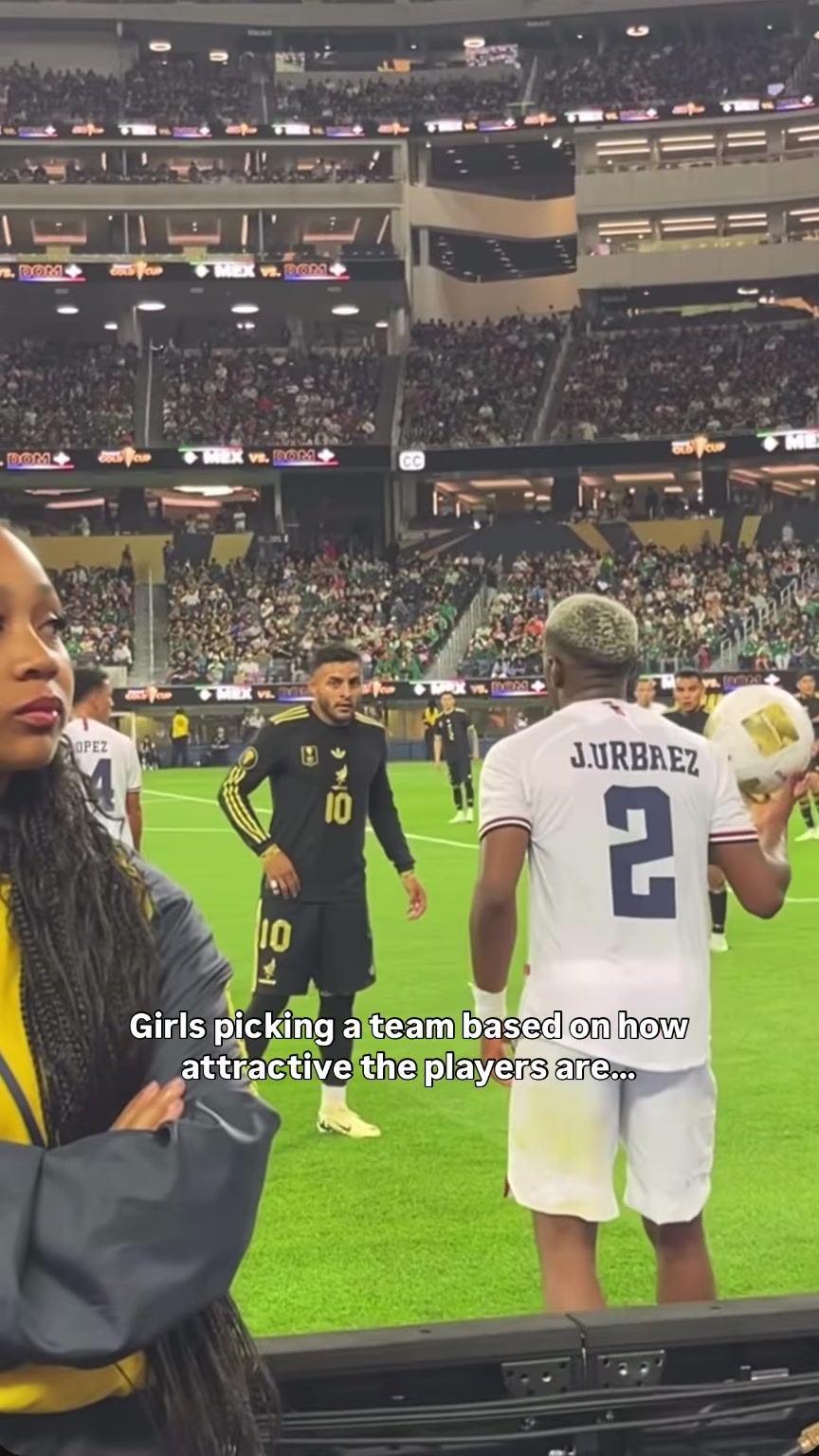 場邊美女對著墨西哥球員深情表白但人家有妻子和孩子了啊