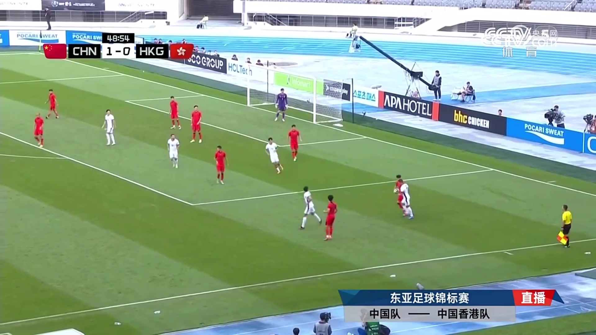 王鈺棟被犯規(guī)后惡狠狠瞪對(duì)手央視解說(shuō)不發(fā)脾氣才是本事