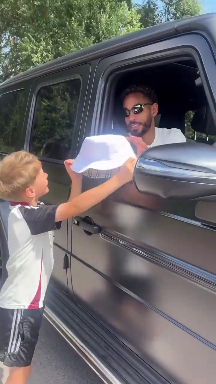 小球迷經(jīng)常去卡靈頓門(mén)口這回遇到了庫(kù)尼亞還送給后者一頂帽子