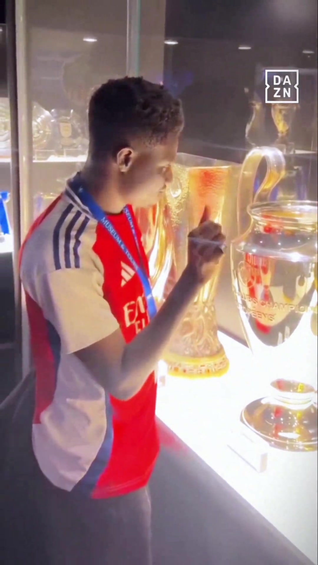 羨慕嫉妒恨阿森納球迷參觀切爾西獎杯時的表情