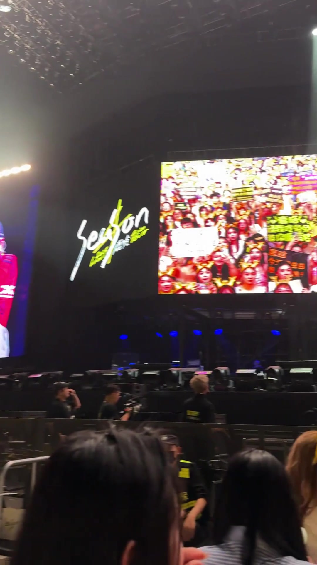 鹿晗在演唱會(huì)上身穿曼聯(lián)新賽季球衣和身穿婚紗的女粉互動(dòng)