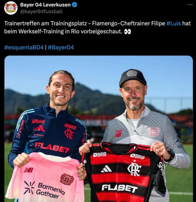 友誼為重，滕哈赫與費利佩-路易斯互換球衣。