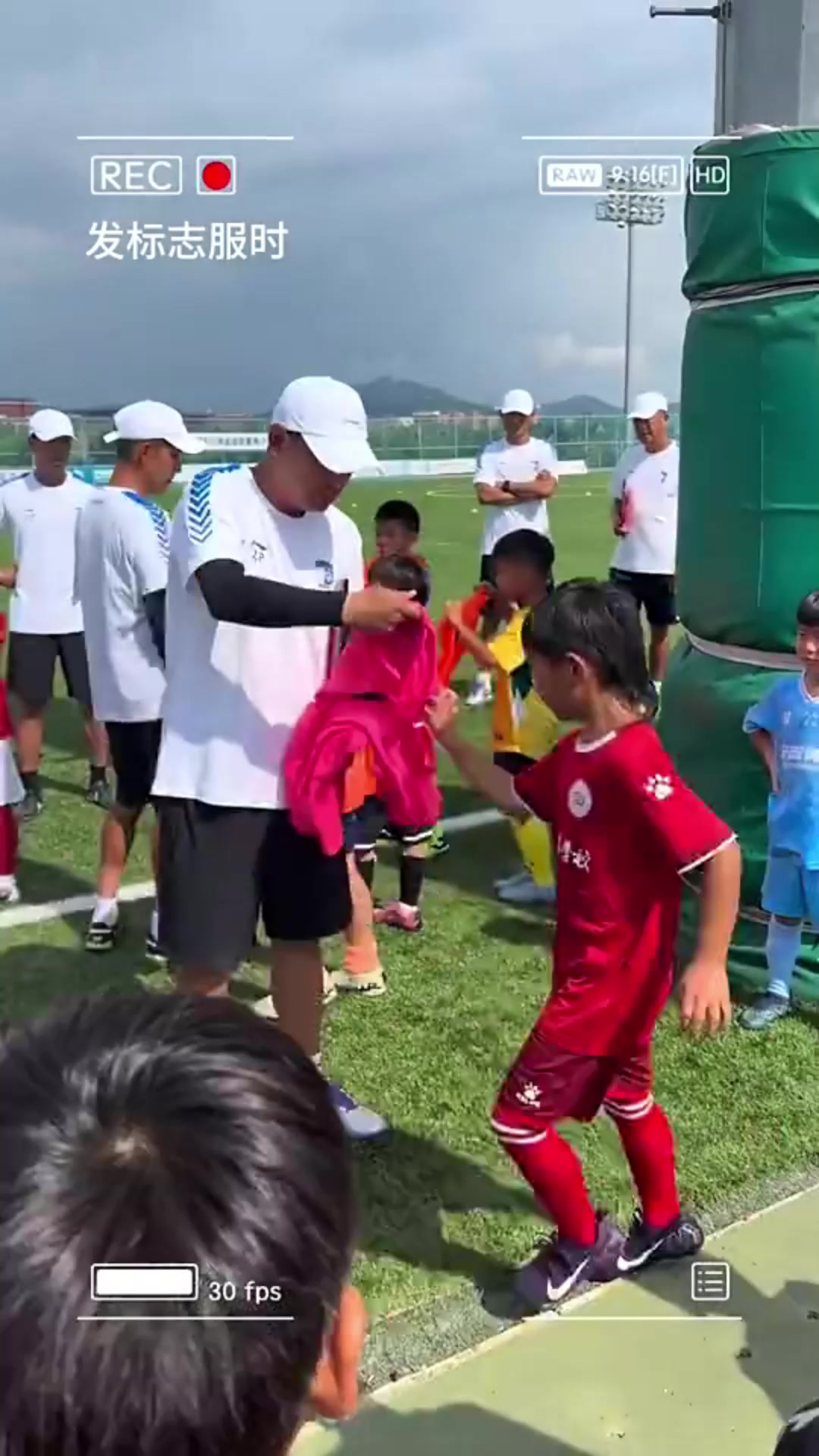 小球員領(lǐng)背心沒(méi)一人說(shuō)謝謝先成為一個(gè)好人然后才是好好踢球