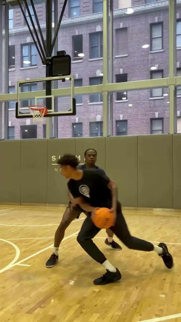 雖然投籃動(dòng)作不一樣但甜瓜兒子這腳步三威脅沒少和老爸學(xué)啊