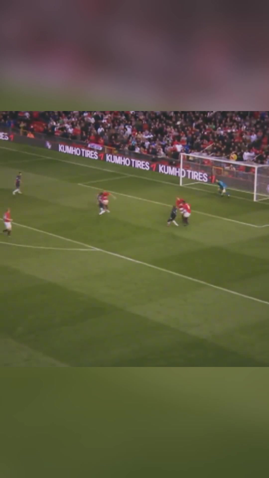 溫格曼聯(lián)主場怒踢水瓶被罰上看臺看臺上的溫格君臨天下