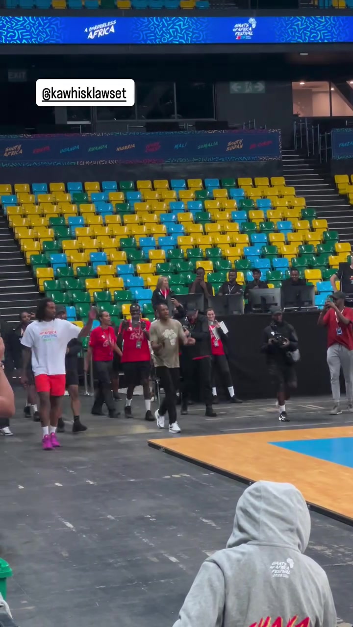 小卡現(xiàn)身非洲參加活動(dòng)這發(fā)型看起來(lái)相當(dāng)狂野啊