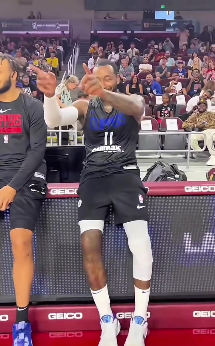 把小卡逗得哈哈大笑東一控有爭(zhēng)議東一搖他當(dāng)之無(wú)愧