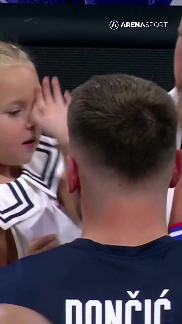 本來(lái)是一家人塞爾維亞擊敗斯洛文尼亞 約基奇賽后親吻東契奇