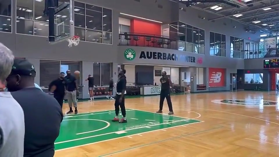 杰倫-布朗罰球抗干擾練習(xí) 原來還能這么玩