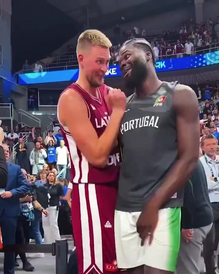 2米13的葡萄牙中鋒科塔在波神面前感覺像小個(gè)球員