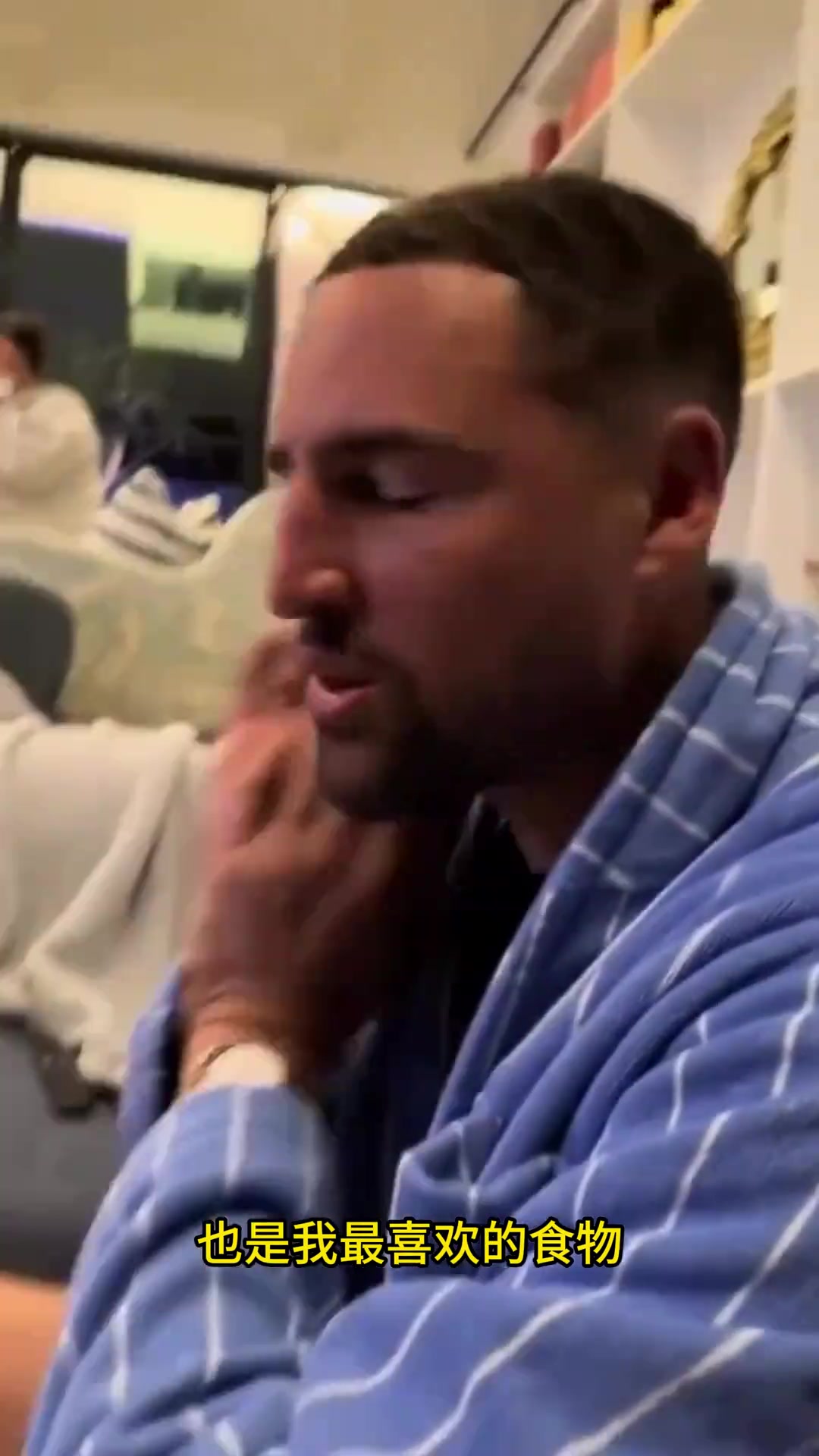 克萊和新女友梅根撒狗糧梅根為其準(zhǔn)備了意大利面紅酒美人