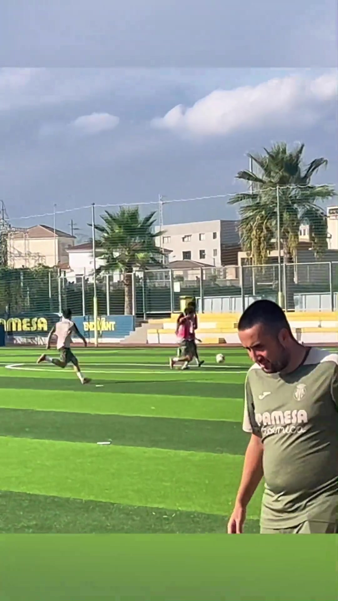 劉凱源控球技術(shù)還需磨練磨練這一下趔趄了本來(lái)可以直接打門(mén)