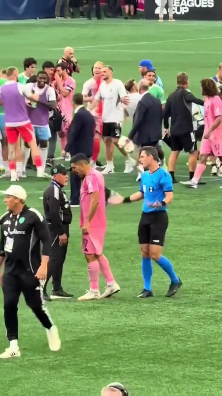 禁賽6場真不冤蘇亞雷斯先前怒噴推搡吐口水擊打?qū)Ψ街鲙? title=