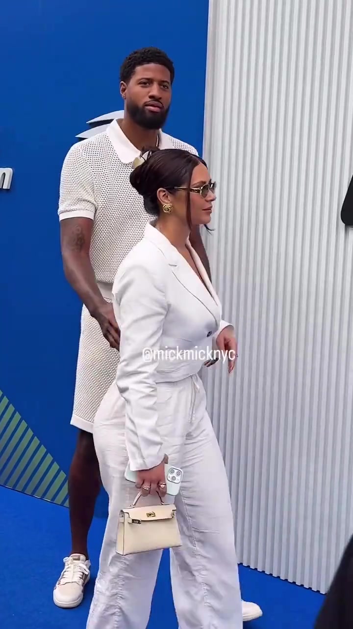 這里也有你喬治攜嬌妻丹妮拉現(xiàn)身美網(wǎng)決賽