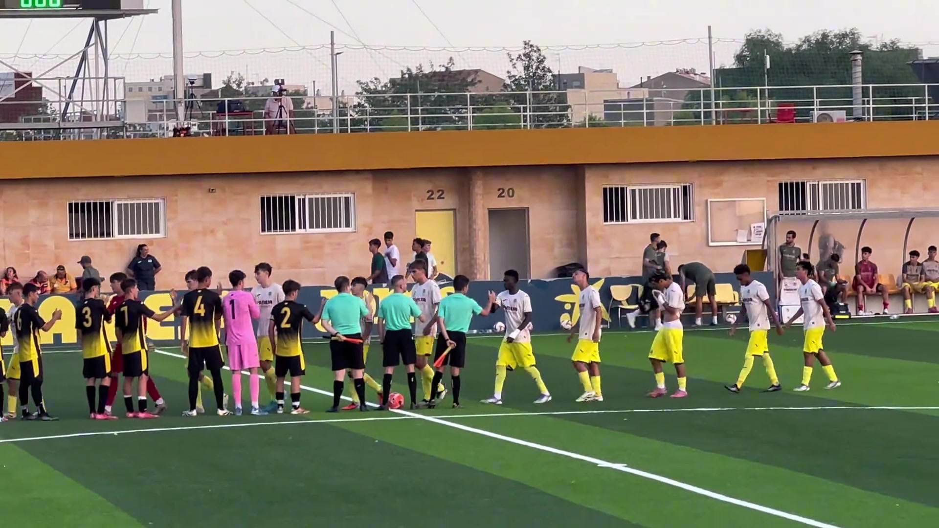 劉凱源好幾個(gè)機(jī)會(huì)都沒(méi)敢直接突但這第一腳停球太舒服了