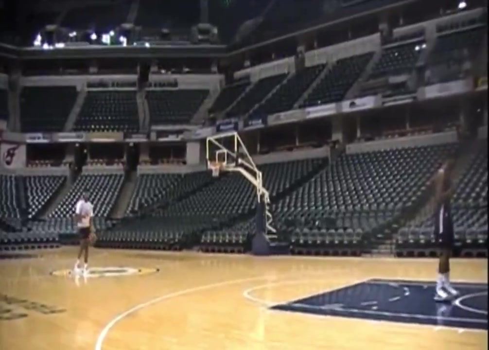 曾經(jīng)天賦拉滿年輕喬治跨過216的希伯特完成扣籃