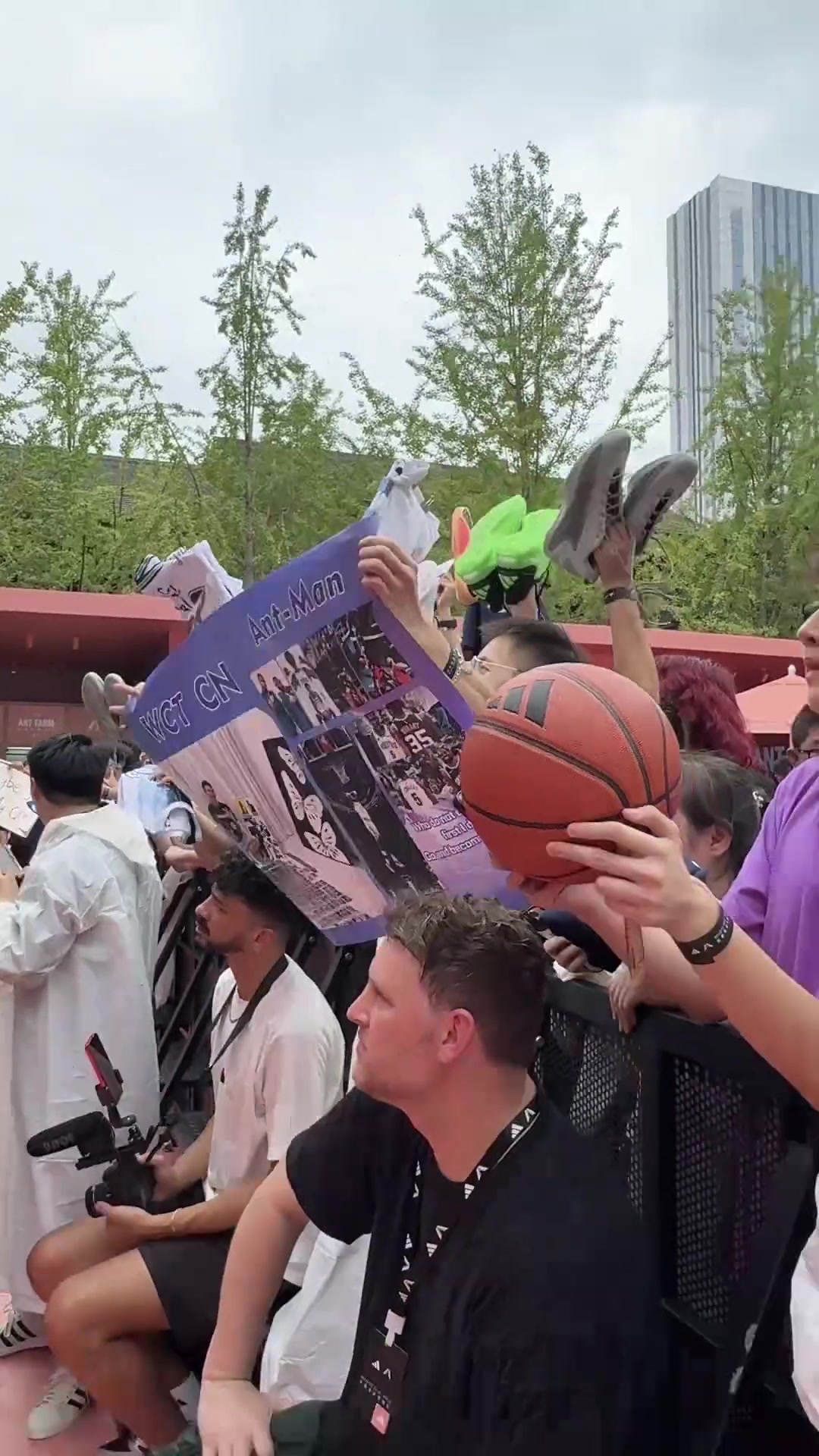 周玲安愛德華茲來到成都體驗了川劇面具 還戴上了贈送的面具