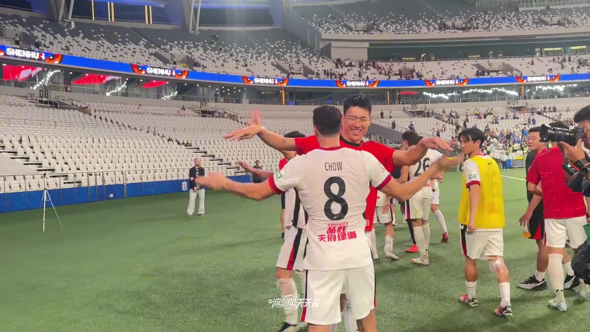盡情歡呼蓉城將士為球迷們再次續(xù)費(fèi)中超榜首