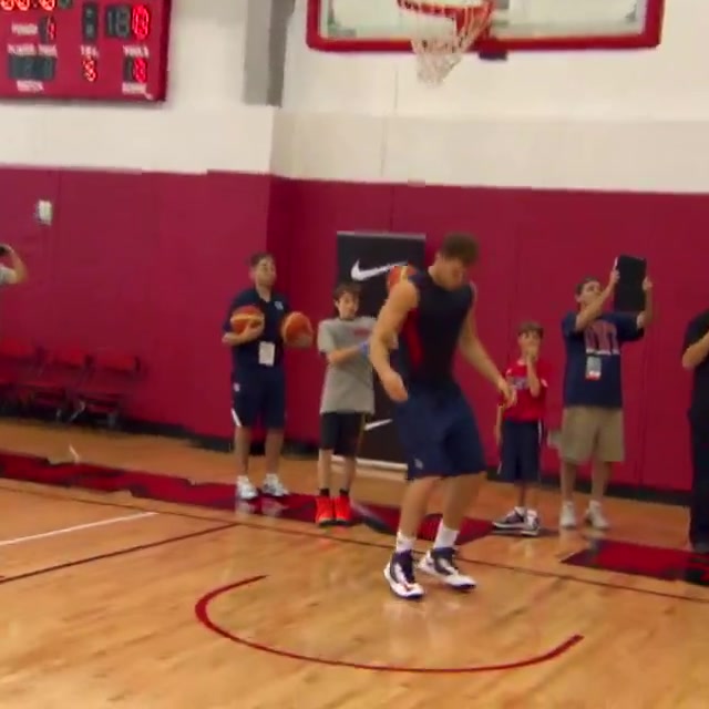 格里芬美國隊訓(xùn)練表演炸扣乍一看圍觀小孩里好多未來球星