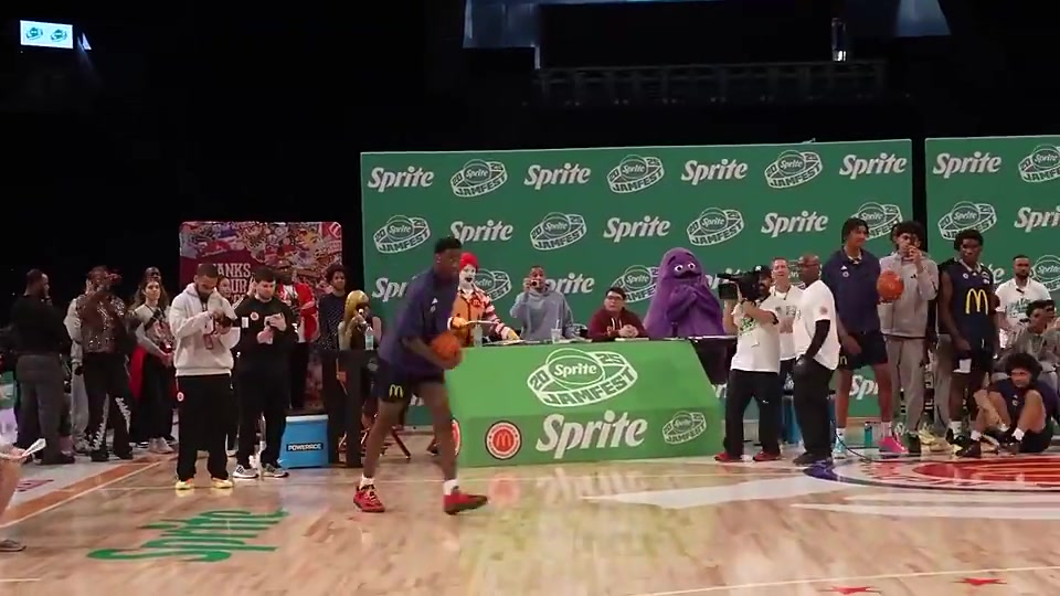 這就是摸籃板上沿的彈跳26年狀元大熱迪班薩飛越里斯炸扣