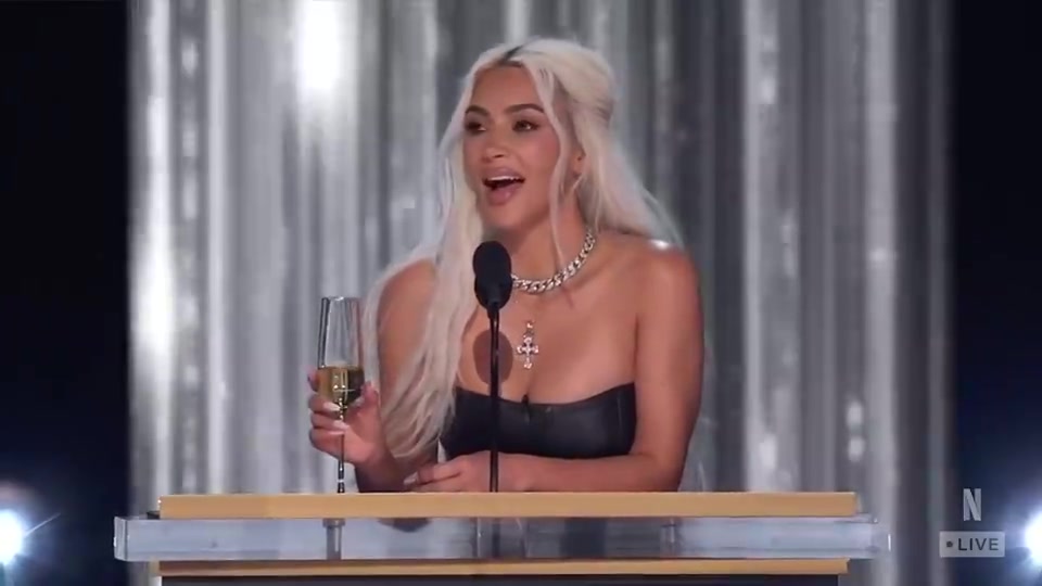 金-卡戴珊早先參加美國吐槽大會(huì)被噓到說不了話