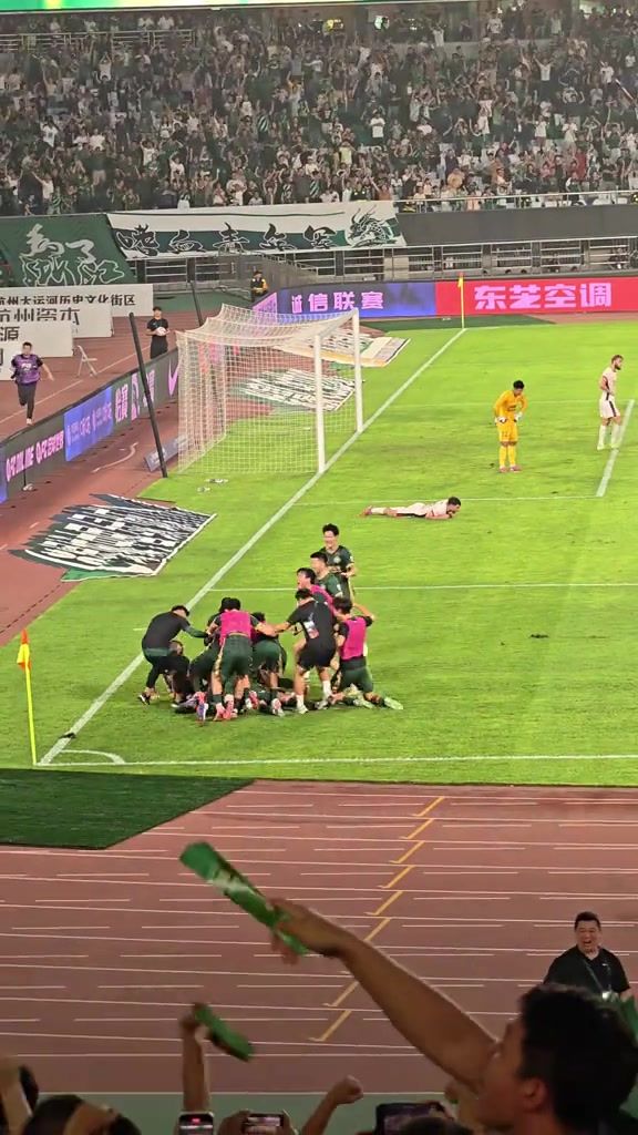 可能是蓉城丟冠的一球浙江隊(duì)球迷瘋狂豎中指嘲諷蓉城球迷