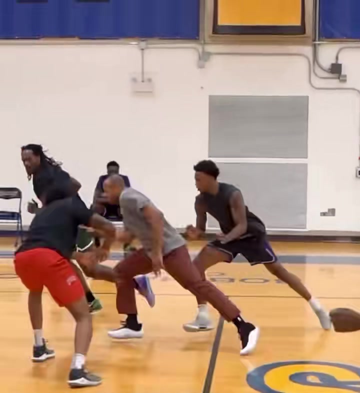 湖人選的塔克現(xiàn)在看就像個胖大爺卻依然飛天遁地