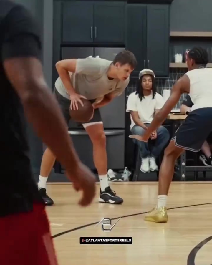 湖人夢寐以求的中鋒凱斯勒這個夏天似乎又長壯了