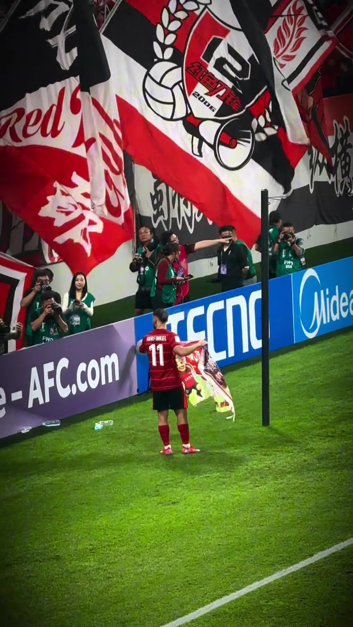 邊路飛翼小鋼炮丫丫賽后收到了球迷給他的應(yīng)援旗