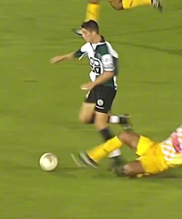 2002年的這一天C羅在葡萄牙體育打進(jìn)了他的第一個(gè)職業(yè)進(jìn)球