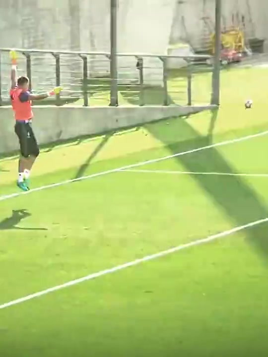 巴爾韋德新兵蛋子時(shí)期被C羅一頓猛射給小孩看懵了