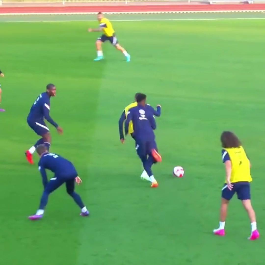 極強的個人能力法國隊訓練賽姆巴佩打入精彩一球