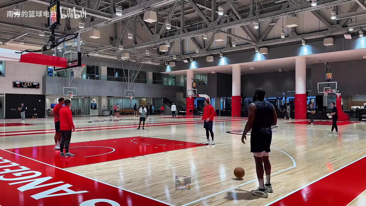 視覺享受看哈登投籃訓(xùn)練進(jìn)入節(jié)奏聆聽籃球刷網(wǎng)的聲音