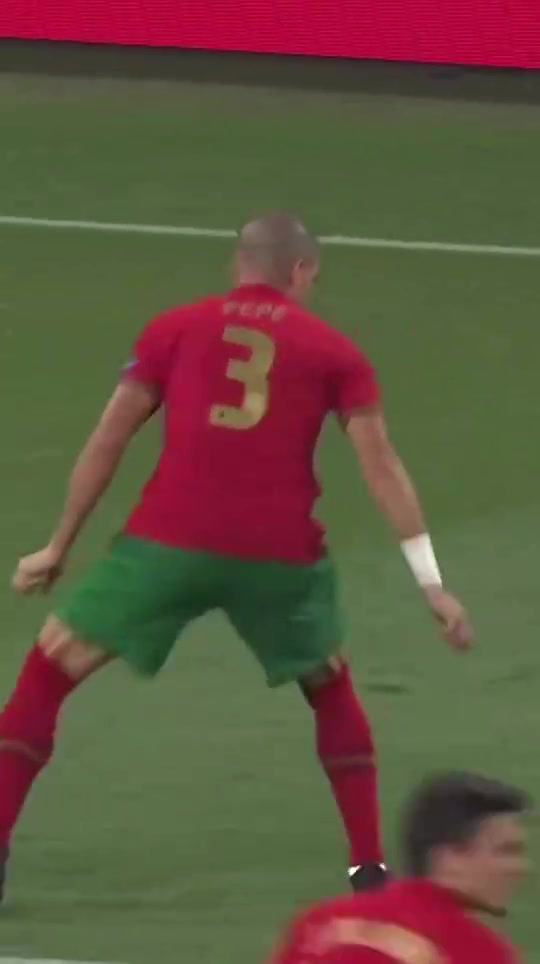 姆巴佩1v1單挑佩佩沒想到被一招化解