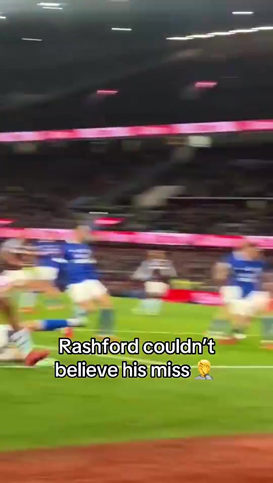 拉什福德此前錯(cuò)失超級(jí)大空門維拉公園現(xiàn)場(chǎng)球迷不免驚聲吶喊