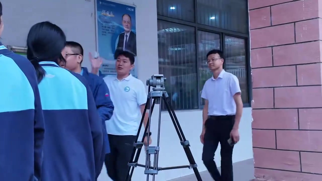 韋世豪去校園參加公益活動(dòng)不得不說(shuō)人家是真的有心