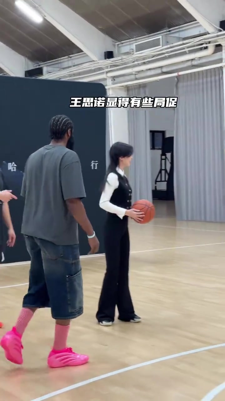 哈登臺(tái)球桌上打不過王思諾籃球場(chǎng)上總可以吧